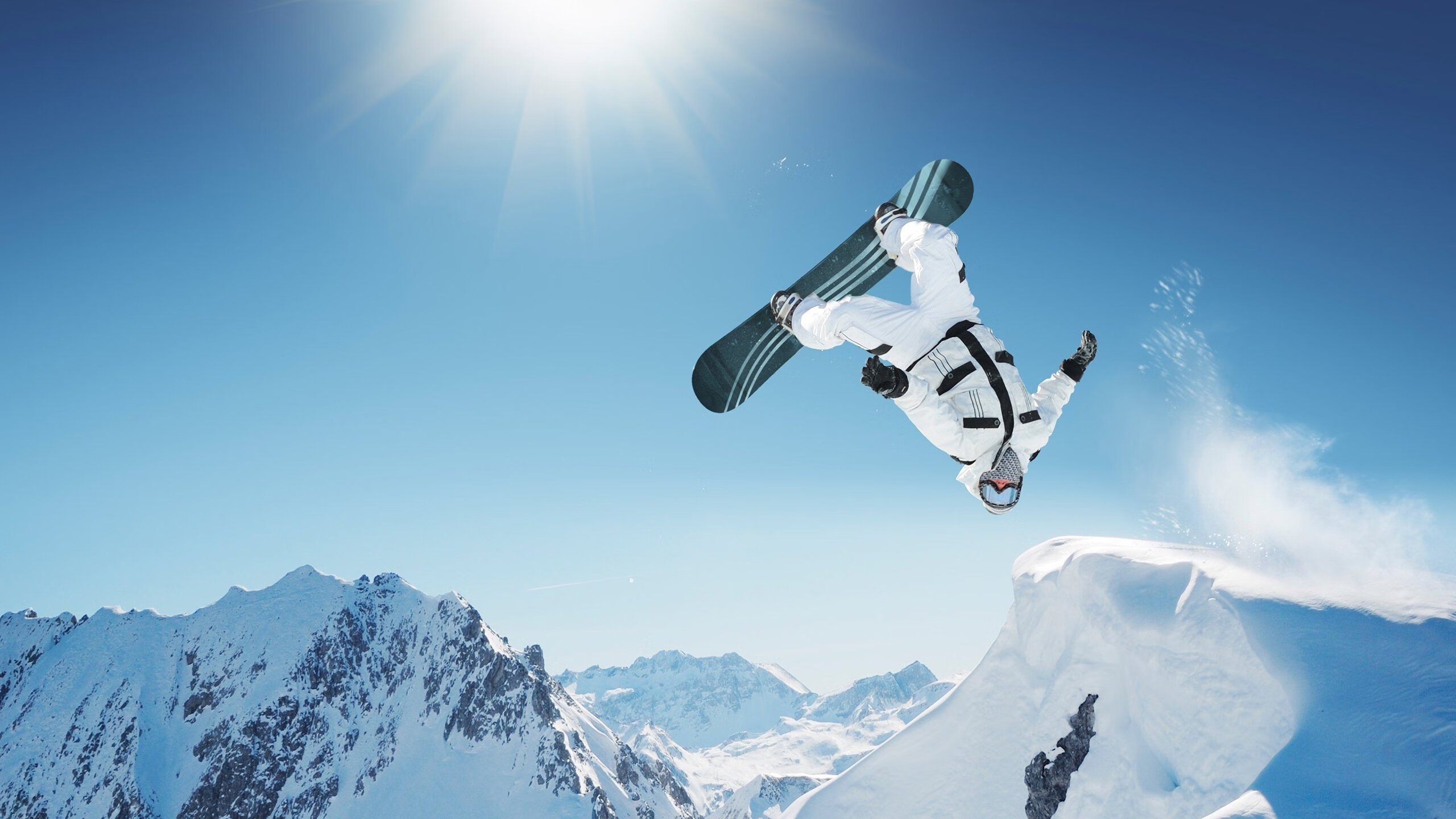 “跃山飞跃：悬崖与荒原的极速震撼”，飞跃山丘